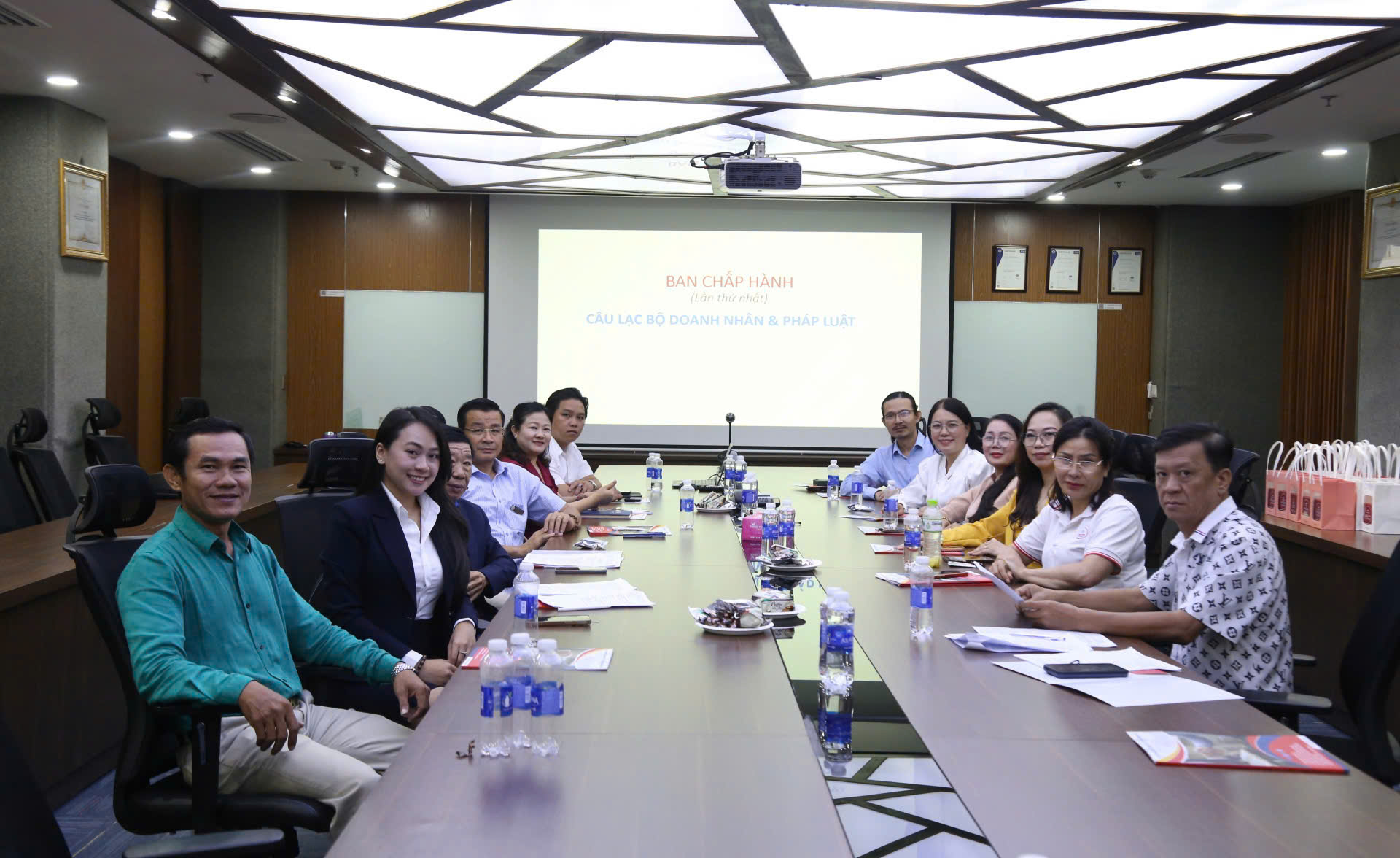 Câu lạc bộ Doanh nhân & Pháp luật - ILPAI thông qua quy chế hoạt động, quy chế tài chính và kế hoạch 6 tháng cuối năm 2026.